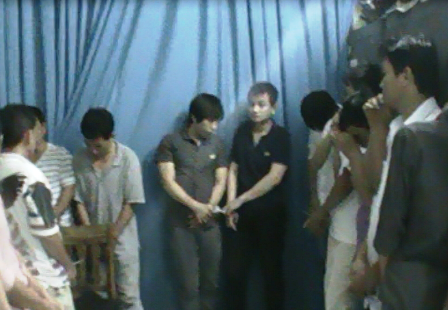 Các đối tượng tham gia cá độ bóng đá bị công an tạm giữ 