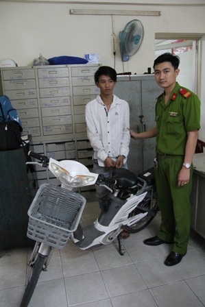 Nghi can Hồ Tuấn Kiệt cùng tang vật tại công an Đa Kao