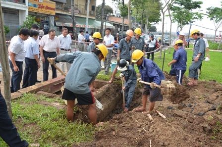 Các công nhân đào vị trí phát nổ để kiểm tra