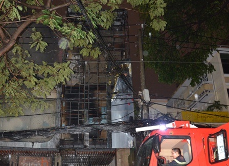 Hộp đèn biển hiệu của quán bị cháy rụi