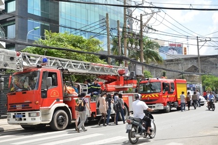 Lực lượng chữa cháy quận 4 có mặt để khống chế đám cháy