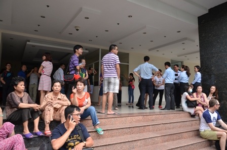 Nhiều cụ già, em nhỏ sống trong chung cư được đưa xuống đất an toàn