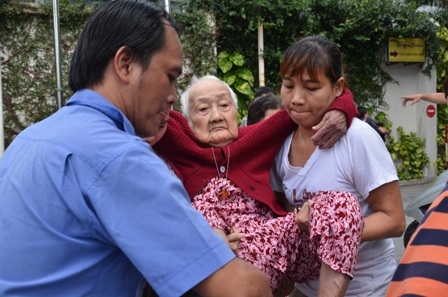 Nhiều cụ già, em nhỏ sống trong chung cư được đưa xuống đất an toàn