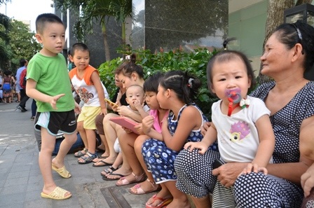 Nhiều cụ già, em nhỏ sống trong chung cư được đưa xuống đất an toàn