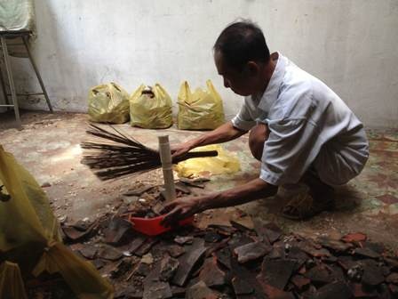 Hàng chục người kịp tháo chạy trước khi mái nhà đổ sập - 7 Người dân thu dọn hiện trường