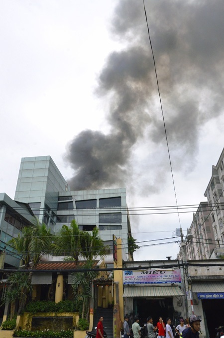 Vụ cháy nhà trong hẻm: Gần 1 giờ chiến đấu với “bà hỏa” - 1 Hiện trường vụ cháy nhìn từ xa