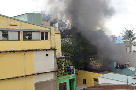 Vụ cháy nhà trong hẻm: Gần 1 giờ chiến đấu với “bà hỏa” - 2 Hiện trường vụ cháy nhìn từ xa
