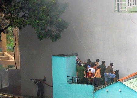Vụ cháy nhà trong hẻm: Gần 1 giờ chiến đấu với “bà hỏa” - 3 Người dân leo lên mái nhà hỗ trợ dập lửa