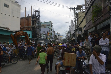 Vụ cháy nhà trong hẻm: Gần 1 giờ chiến đấu với “bà hỏa” - 4 Di dời hàng hóa ra xa hiện trường vụ cháy