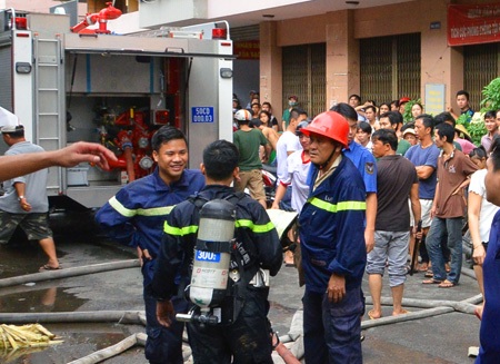 Cảnh sát PCCC mang bình dưỡng khí để tiếp cận hiện trường