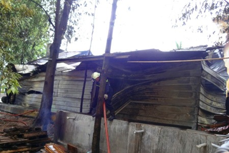 Vụ cháy nhà trong hẻm: Gần 1 giờ chiến đấu với “bà hỏa” - 8 Kho hàng bị thiêu rụi sau vụ cháy