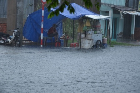 Buôn bán ế ẩm do đường ngập