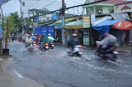 Nhiều tuyến đường hóa thành sông sau cơn mưa chiều 17/6