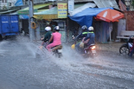 Nhiều tuyến đường hóa thành sông sau cơn mưa chiều 17/6
