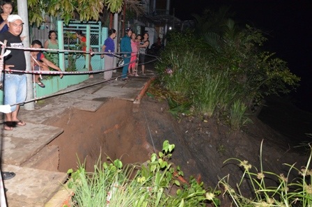 Đoạn đường rộng hơn 2 mét dài 10 mét bị sạt lở xuống sông, điểm sạt lở ăn sát nhà dân.