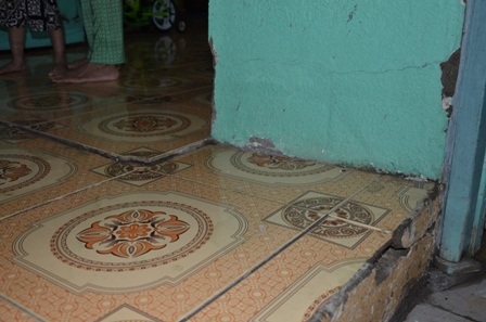 Nền nhà ông Võ Văn Đức bị sụt lún sau vụ sạt lở.