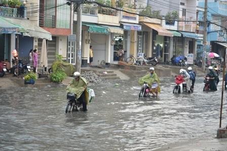Nhiều xe chết máy, té ngã do đường ngập