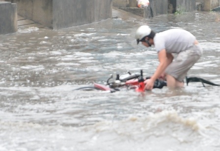 Nhiều xe chết máy, té ngã do đường ngập