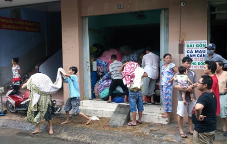 Di dời hàng hóa ra xa hiện trường vụ cháy