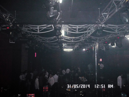 Bên trong quán bar 162