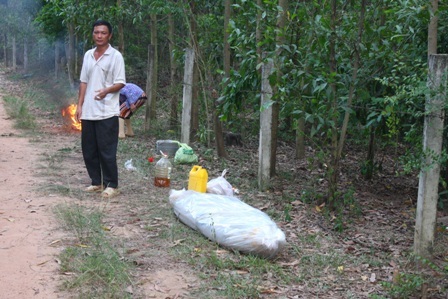 Phát hiện thi thể người đàn ông trong rừng tràm - 1 Thi thể nạn nhân được chuyển ra ngoài