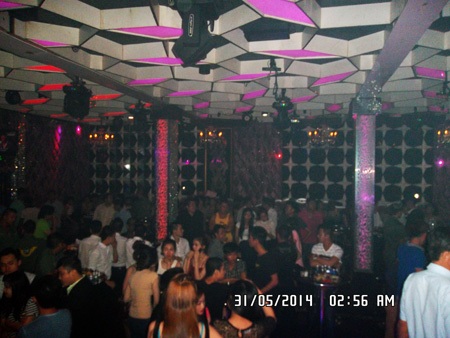 Kiểm tra quán bar, phát hiện nhân viên múa cột phục vụ khách - 5 Bên trong quán bar số 35 Nguyễn Thị Diệu