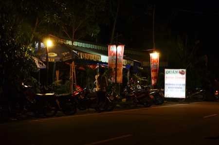 Nhiều quán nhậu mọc lên trên bờ kênh An Hạ