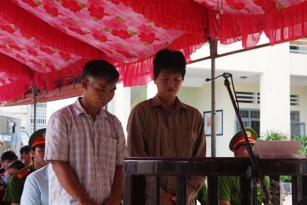 Hai bị cáo Trần Anh Cường (phải) và Đinh Văn Vinh