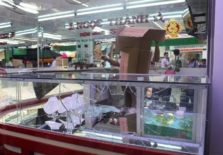 Tủ trưng bày của tiệm vàng Ngọc Thành bị đập bể