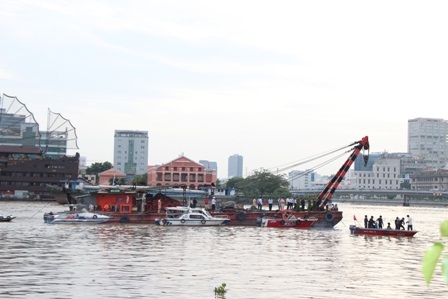 Hiện trường vụ chìm sà lan vào trưa 25/7 gần hầm vượt sông Sài Gòn