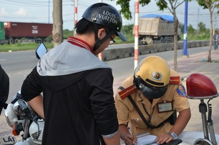 Được CSGT “hỏi thăm” mới biết mình đội mũ rởm!