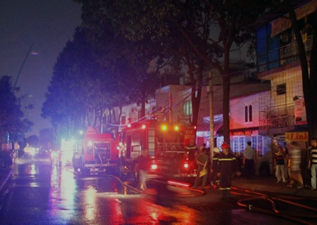 Cứu kịp thời cụ ông mắc kẹt trong căn nhà bốc cháy - 2 Lực lượng chữa cháy quận 3 kịp thời có mặt tại hiện trường