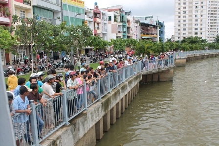 Nhiều người dân hiếu kỳ tập trung theo dõi vụ việc