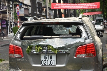 Chiếc xe biển số Bình Dương bị hư hỏng nặng sau sự cố