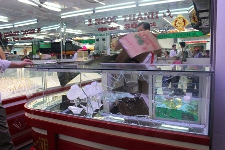 Tủ trưng bày nữ trang của tiệm vàng Ngọc Thành bị một lổ thủng lớn