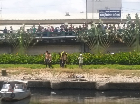 Bị công an truy đuổi, người đàn ông nhảy xuống kênh chết đuối - 2 Thi thể nạn nhân được đưa lên bờ