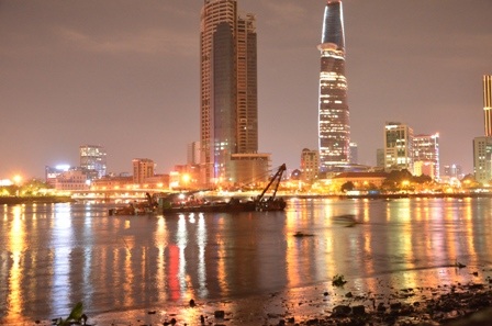 Đến tối, thủy triều rút nên công tác trục vớt chiếc sà lan được thuận lợi