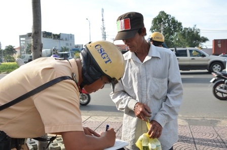 Trường hợp người đàn ông này sử dụng mũ vải thay cho MBH đã bị CSGT lập biên bản