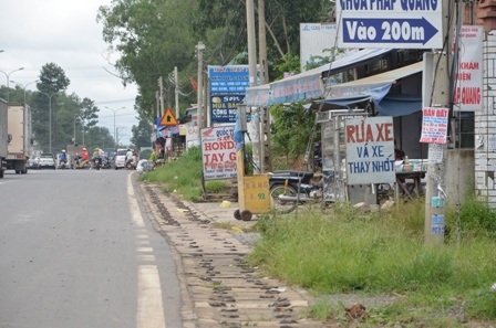 Các tiệm sửa, vá xe mọc san sát nhau