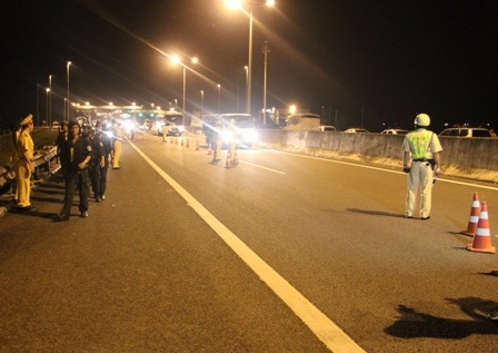 Chốt thí điểm kiểm tra nồng độ cồn tại Trạm thu phí đường dẫn vào cao tốc TPHCM – Trung Lương