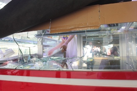 Tủ trưng bày nữ trang của tiệm vàng Ngọc Thành bị một lổ thủng lớn