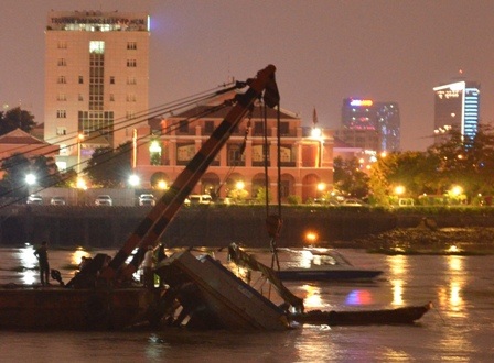 Đến tối, thủy triều rút nên công tác trục vớt chiếc sà lan được thuận lợi