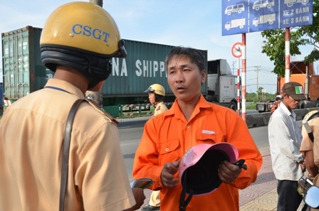 Trường hợp người đàn ông này sử dụng mũ vải thay cho MBH đã bị CSGT lập biên bản