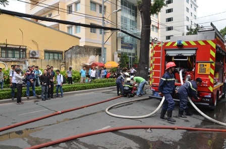 Lực lượng chữa cháy quận 3 triển khai dập lửa