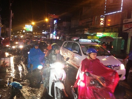 Giao thông qua khu vực bị ùn ứ