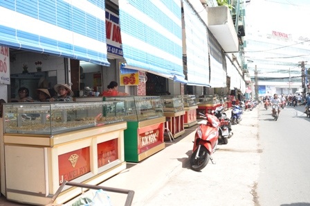 Các tiệm vàng trên đường Xóm Củi (quận 8) nằm ngay sát đường nhưng không có lực lượng bảo vệ