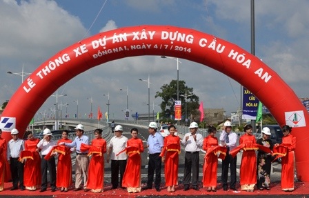 Các đại biểu cắt băng khánh thành cầu Hóa An