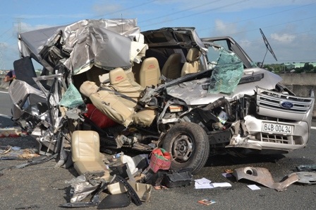 Còn xe khách biến dạng, nát bét