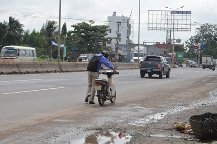 Nhiều nạn nhân dính bẫy của đinh tặc trên quốc lộ 51 đoạn qua tỉnh Đồng Nai vào chiều 18/7