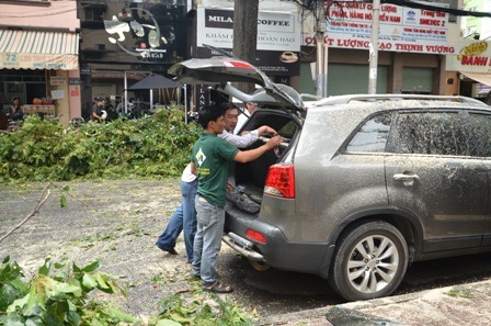 Rất may tài xế và khách trên xe đã rời đi nên không có ai bị thương
